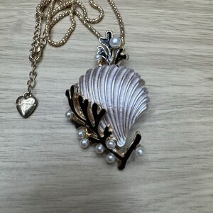 Betsey Johnson Clam Shell Pearls Pendant Necklace Gold Tone Black Coral